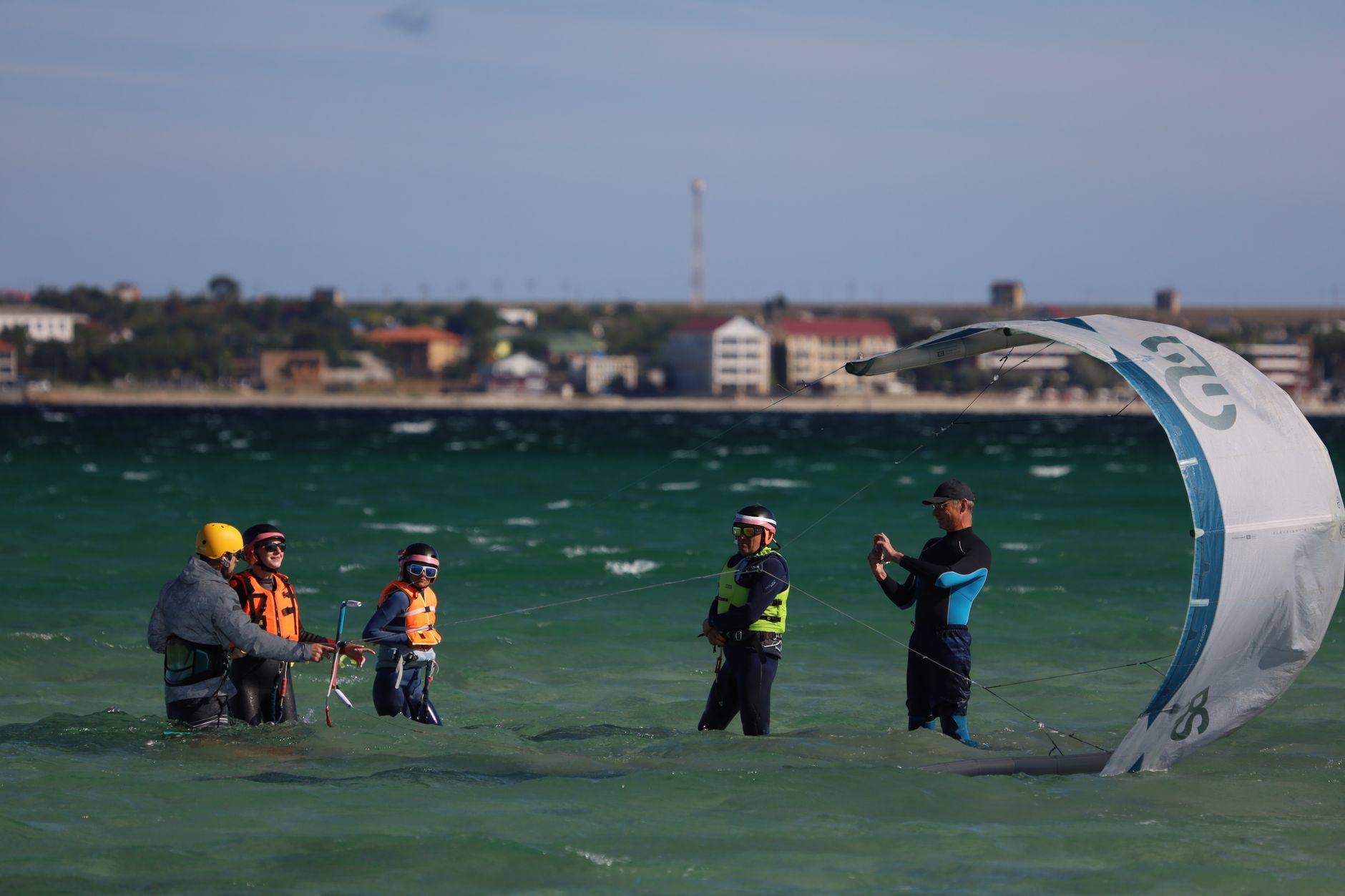 Kitesurf para principiantes na Ilha do Sal: escolas, praias e melhor época